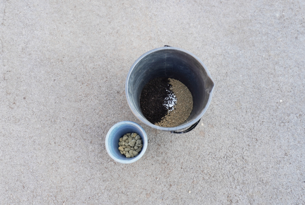 園芸用5号鉢（土容量1.2L）での土づくりの様子